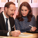 Kronprins Haakon og Hertuginne Catherine tester det nye nettbrettet reMarkable under besøk hos MESH. Photo: Terje Bendiksby / NTB scanpix